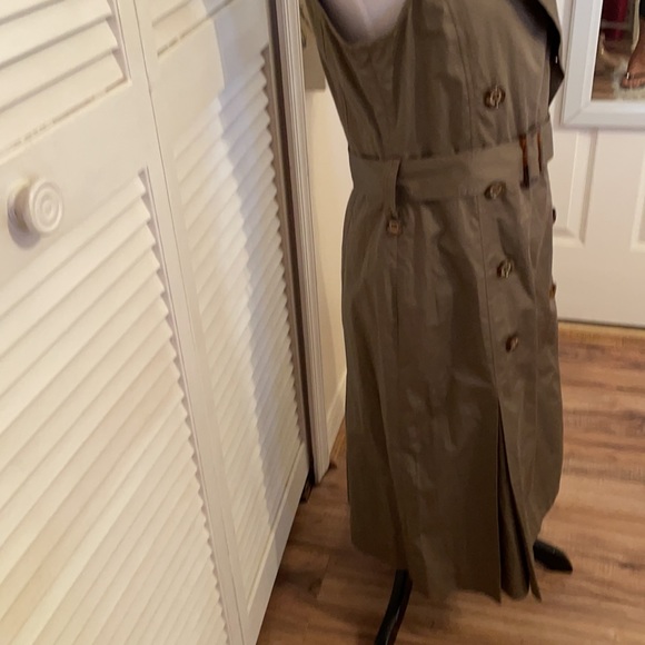 Carolina Herrera Sleeveless Dress. - Picture 2 of 16